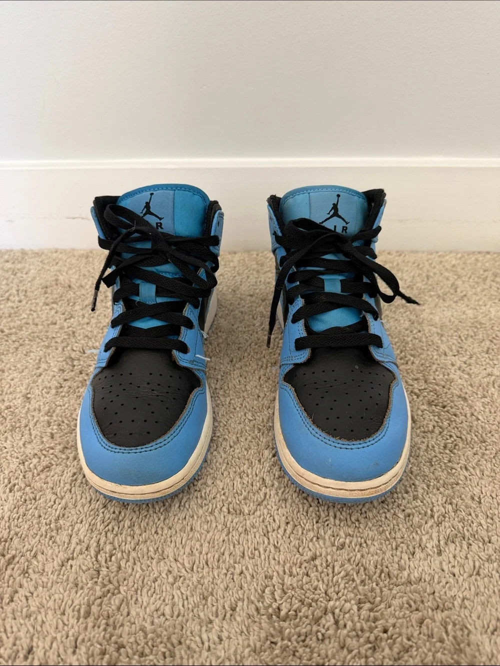 Nike Air Jordan 1 Mid shoes in the University Blue and Black colorway